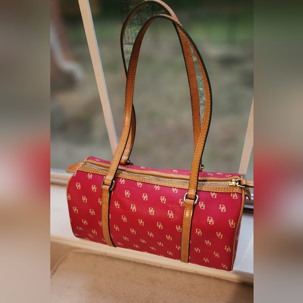 Dooney & Bourke barrell shoulder handbag.